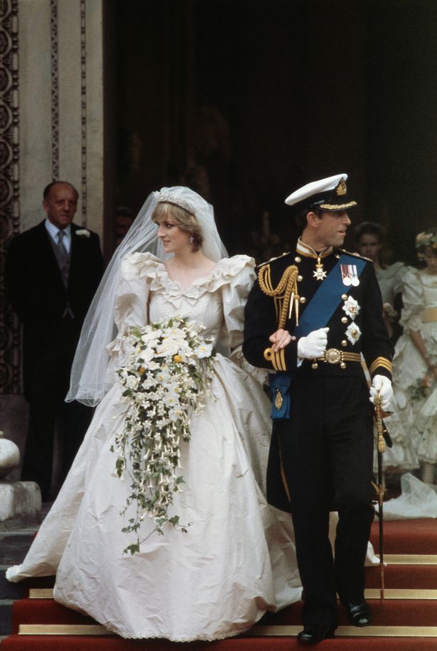 Nhà thiết kế váy cưới của Vương phi Diana từng suýt “ngất xỉu” khi thấy cô xuất hiện trên TV - Ảnh 1.