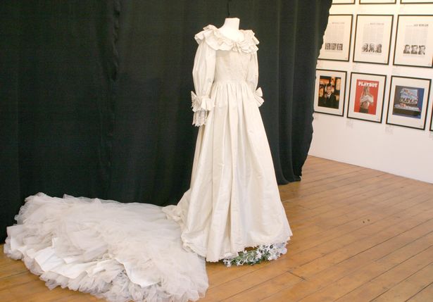 Nhà thiết kế váy cưới của Vương phi Diana từng suýt “ngất xỉu” khi thấy cô xuất hiện trên TV - Ảnh 2.