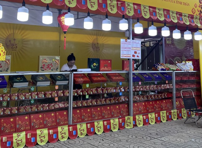 Thị trường bánh trung thu: Vừa bán vừa thăm dò - Ảnh 1. Thị trường bánh trung thu: Vừa bán vừa thăm dò - Ảnh 1.