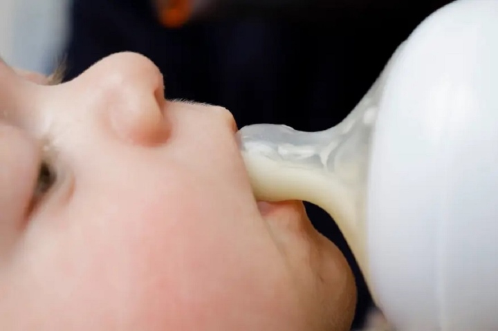 Muốn con nín khóc, mẹ đổ rượu vào bình sữa khiến bé 2 tháng tuổi hôn mê - Ảnh 1.