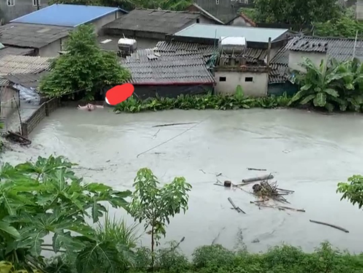 Lào Cai: Vỡ đập hồ chứa nước thải, dòng nước xám xịt, ô nhiễm tràn vào nhà dân - Ảnh 1.