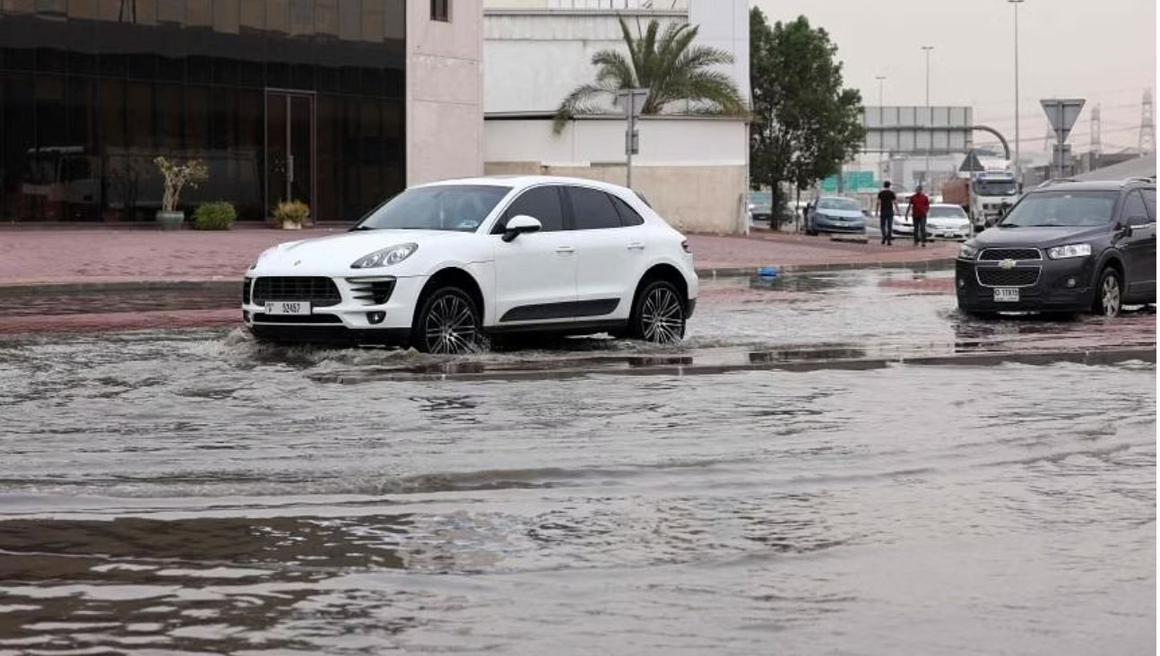 Thành phố Dubai bị ba hình thái thời tiết cực đoan tấn công cùng ngày - Ảnh 1.