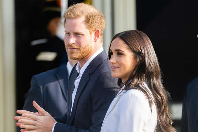 Thế lực cứu vớt sự nghiệp đang tụt dốc của Harry và Meghan - Ảnh 2.