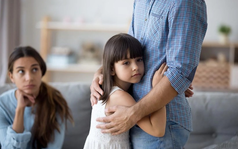 7 cách giúp trẻ bình tâm khi cha mẹ ly hôn - Ảnh 2.
