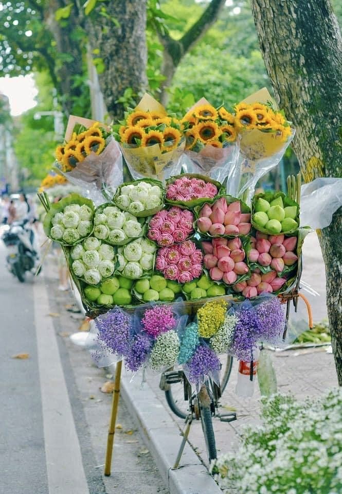 Xe hàng hoa đẹp ngỡ ngàng giữa phố phường Hà Nội - Ảnh 7.