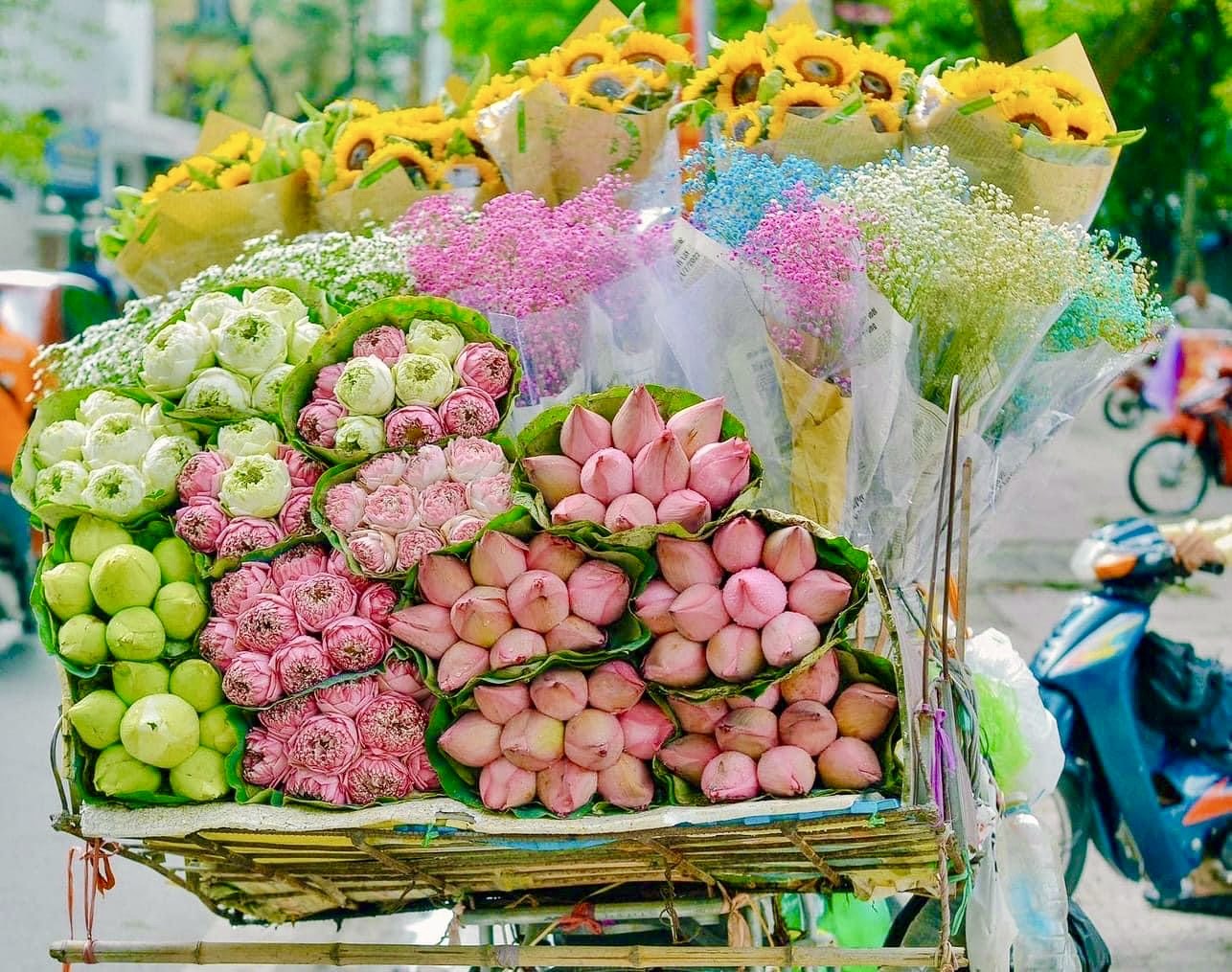 Xe hàng hoa đẹp ngỡ ngàng giữa phố phường Hà Nội - Ảnh 6.