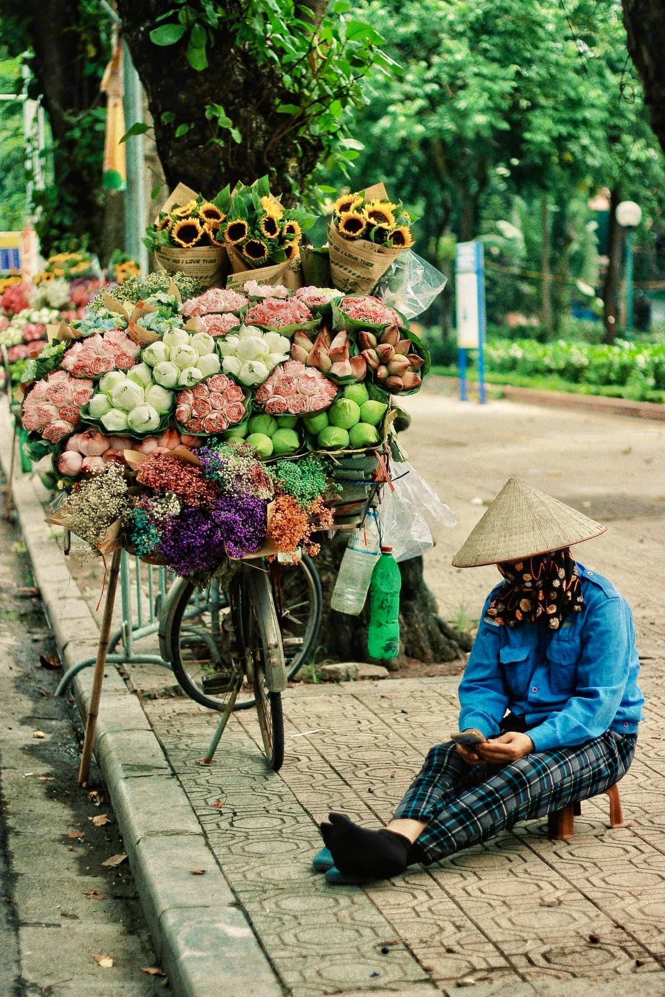 Xe hàng hoa đẹp ngỡ ngàng giữa phố phường Hà Nội - Ảnh 4.