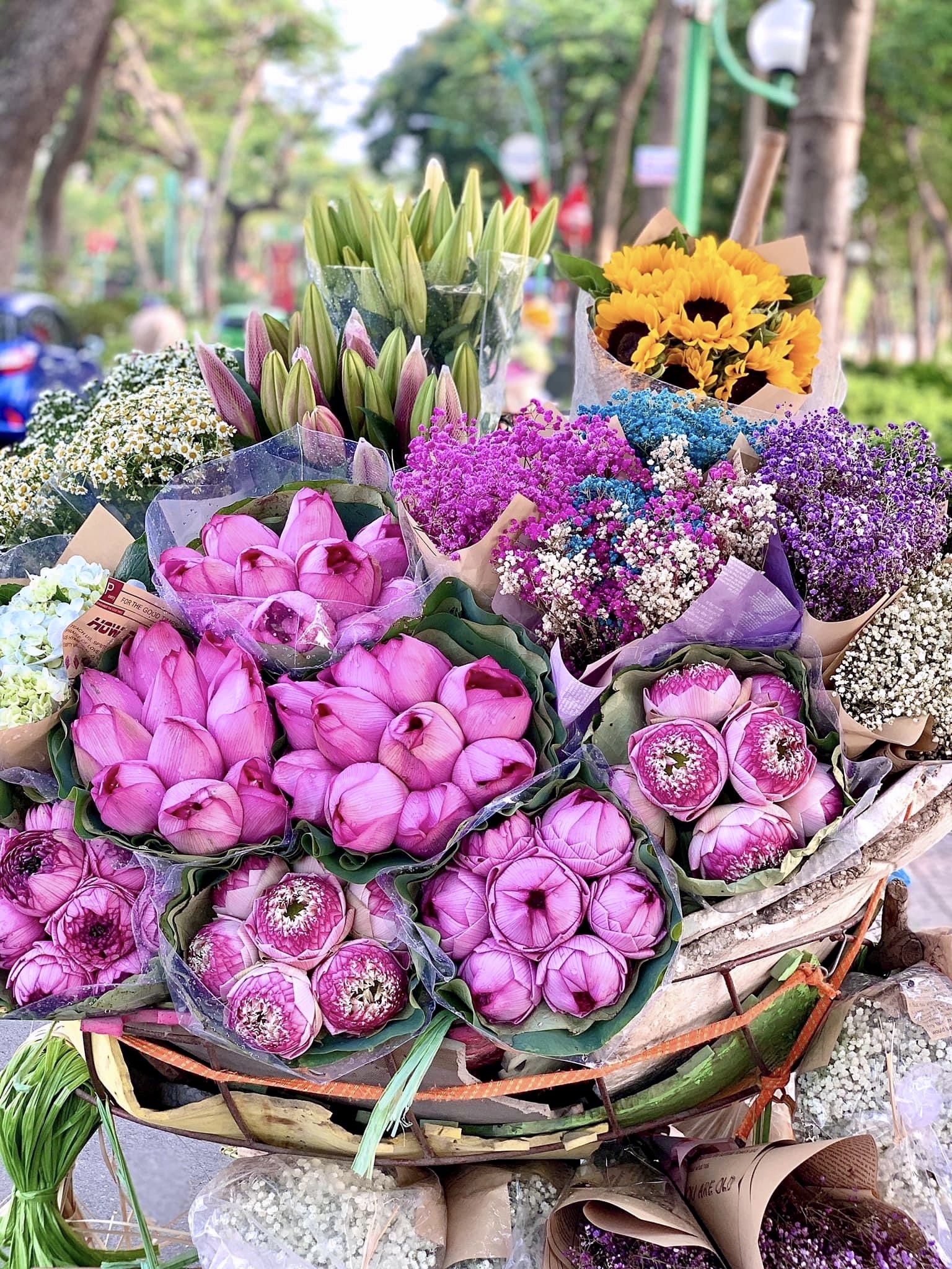 Xe hàng hoa đẹp ngỡ ngàng giữa phố phường Hà Nội - Ảnh 3.