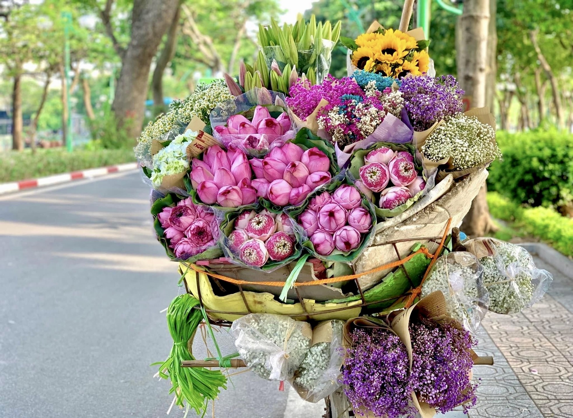 Xe hàng hoa đẹp ngỡ ngàng giữa phố phường Hà Nội - Ảnh 2.