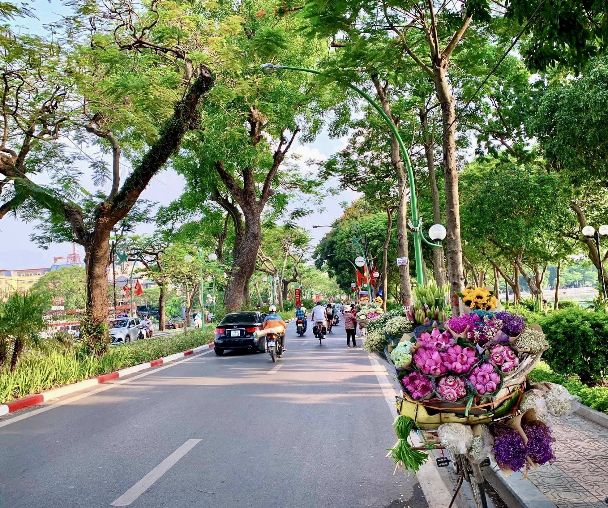 Xe hàng hoa đẹp ngỡ ngàng giữa phố phường Hà Nội - Ảnh 1.