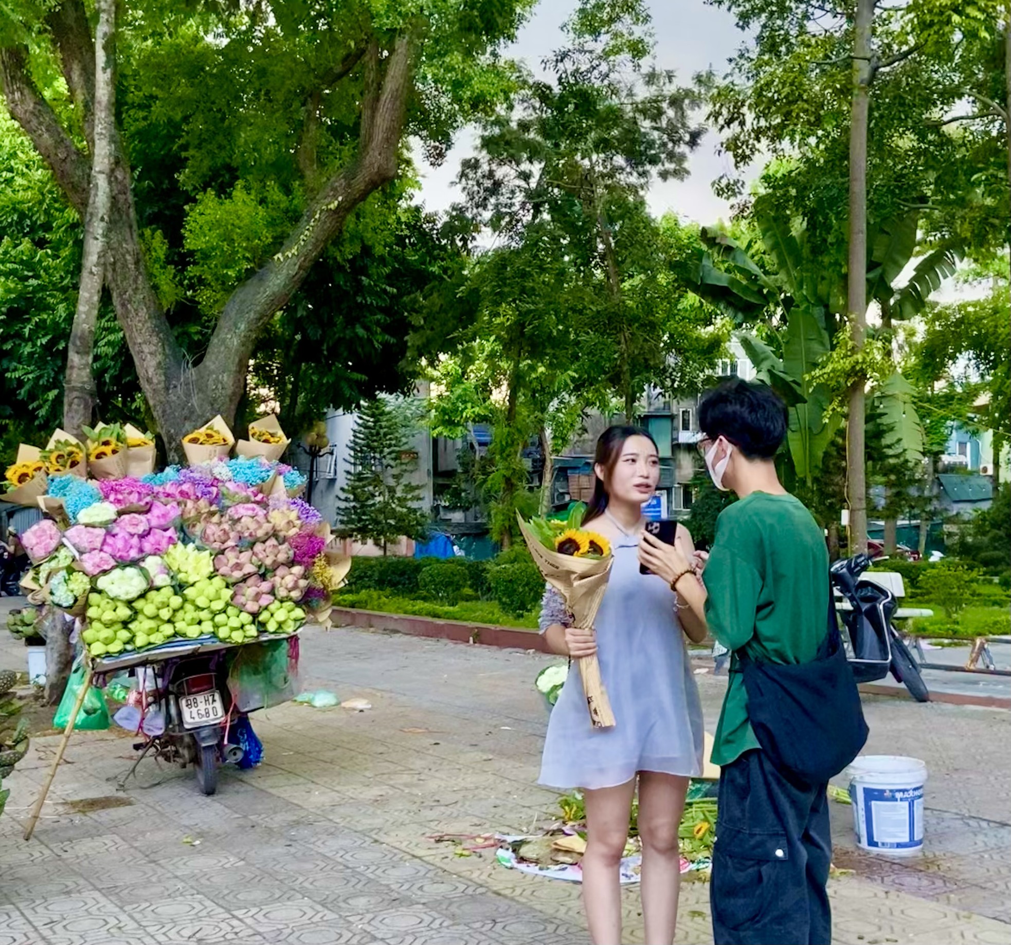 Xe hàng hoa đẹp ngỡ ngàng giữa phố phường Hà Nội - Ảnh 9.
