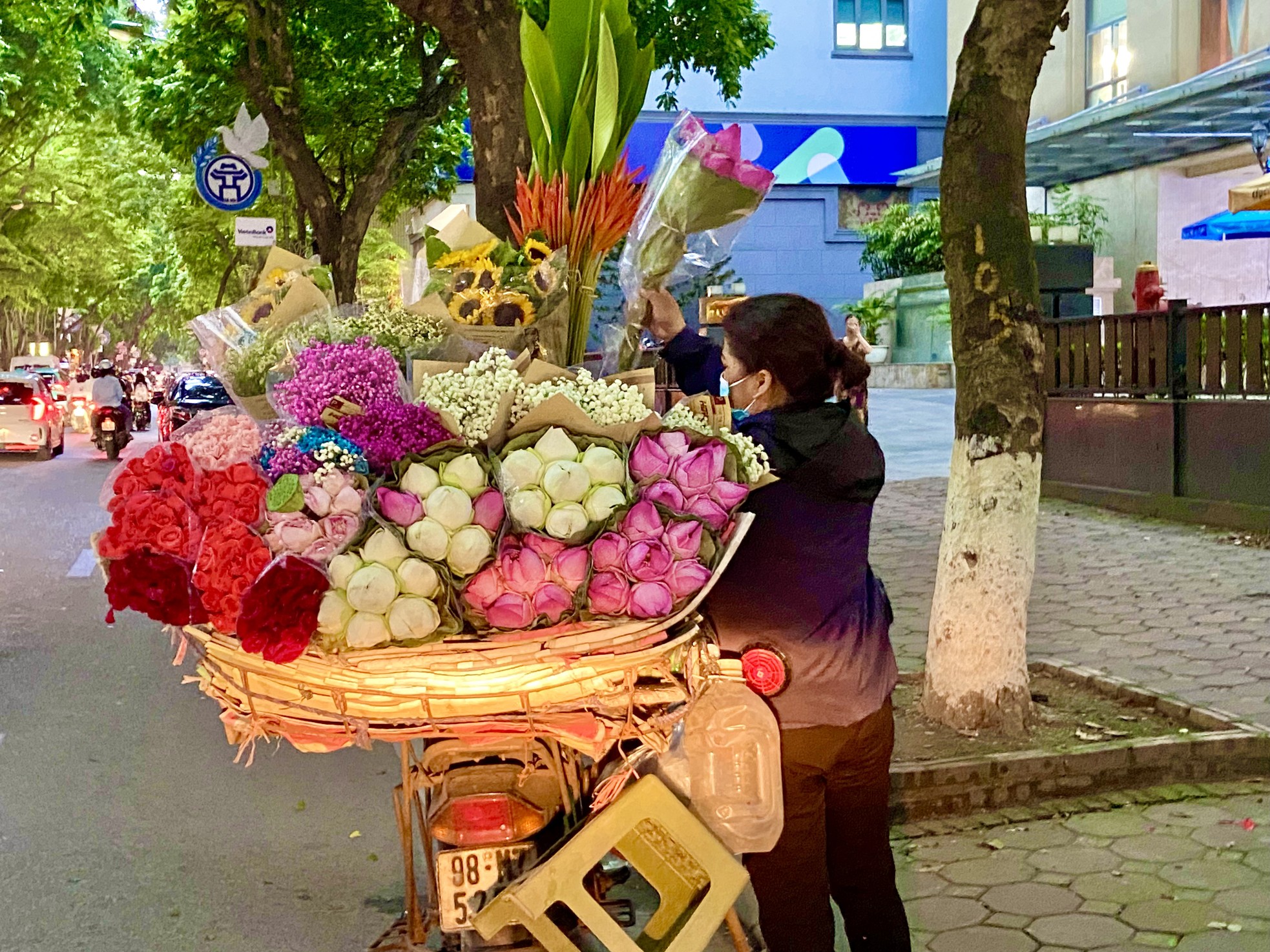 Xe hàng hoa đẹp ngỡ ngàng giữa phố phường Hà Nội - Ảnh 10.