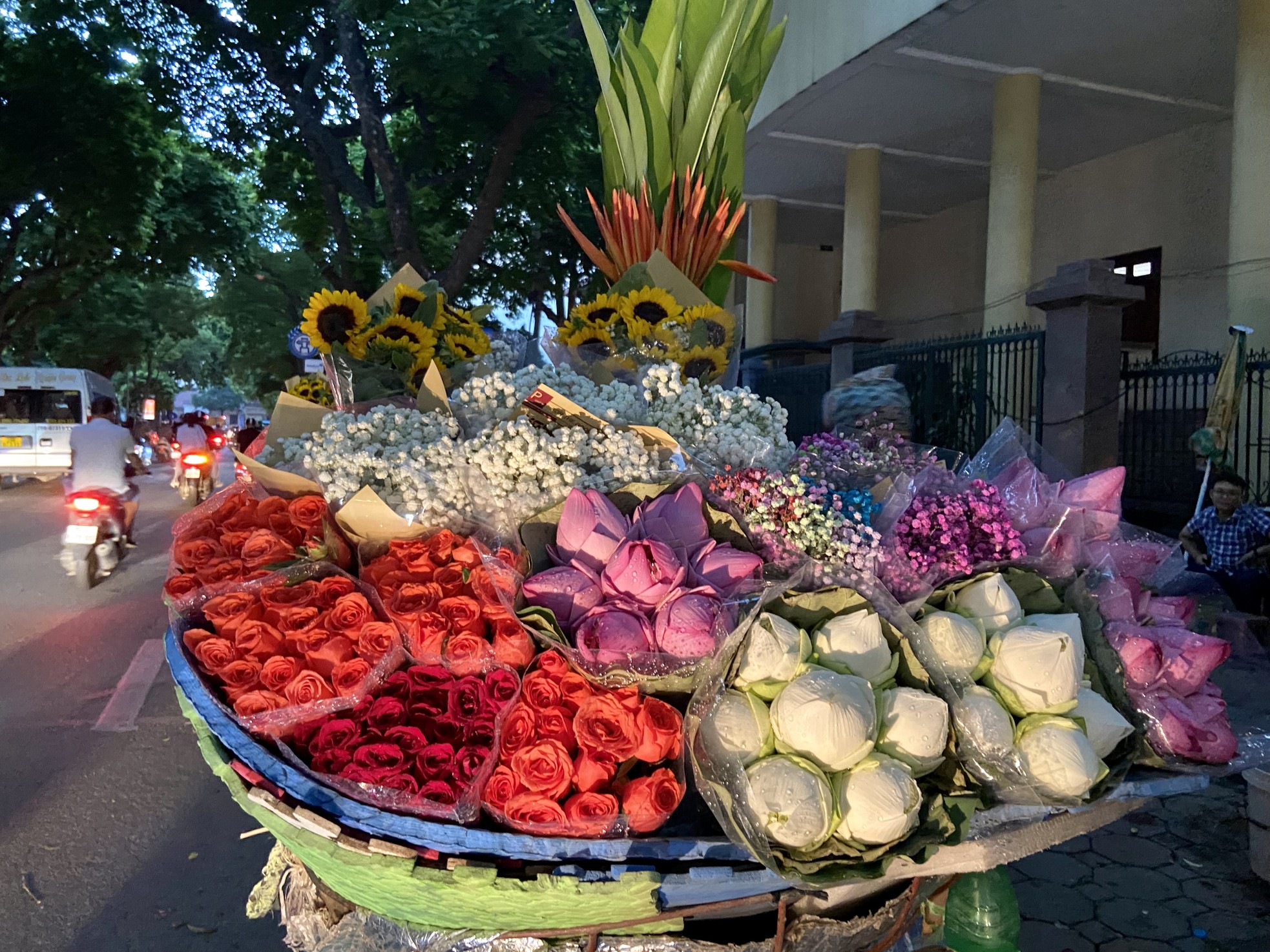Xe hàng hoa đẹp ngỡ ngàng giữa phố phường Hà Nội - Ảnh 11.