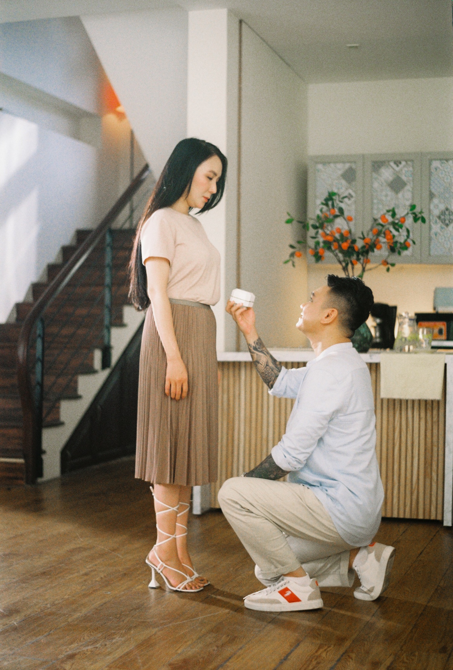Khắc Việt và bà xã “tình bể bình” trong MV Sau này chúng ta giàu - Ảnh 1. Khắc Việt và bà xã “tình bể bình” trong MV Sau này chúng ta giàu - Ảnh 1.
