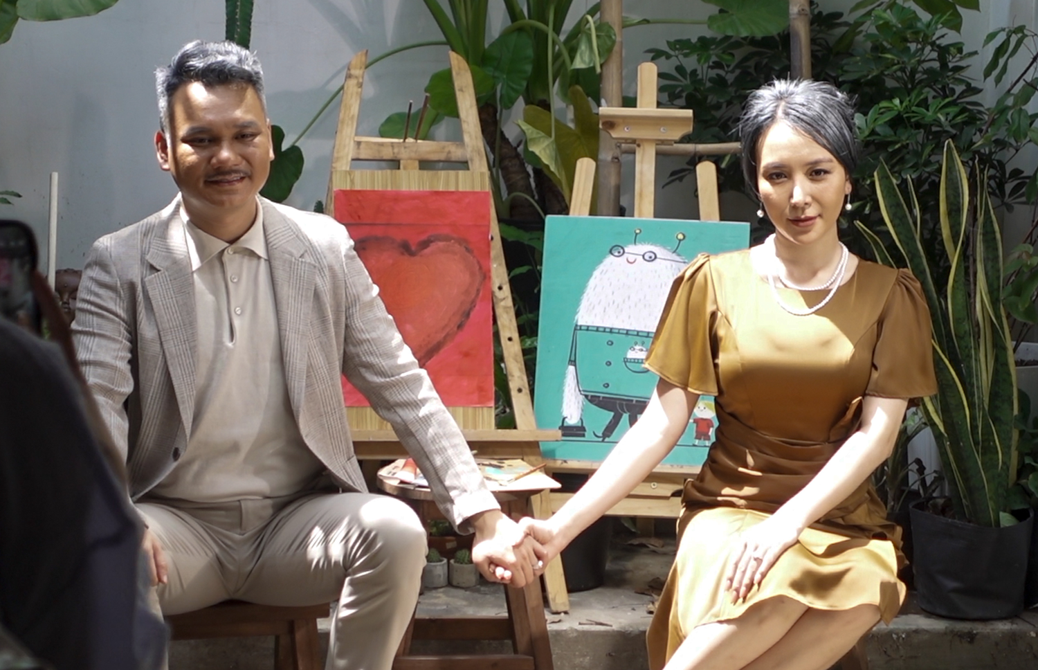 Khắc Việt và bà xã “tình bể bình” trong MV Sau này chúng ta giàu - Ảnh 5. Khắc Việt và bà xã “tình bể bình” trong MV Sau này chúng ta giàu - Ảnh 5.