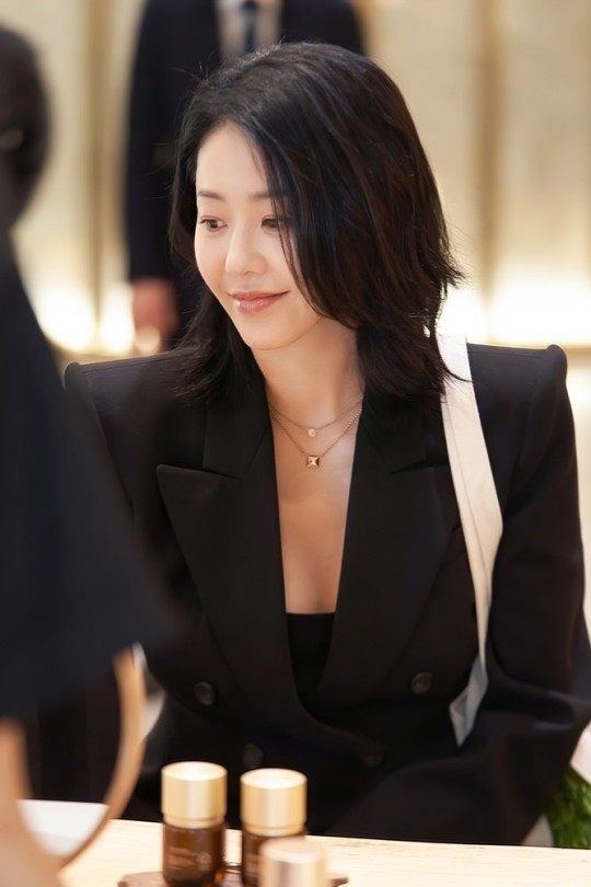 Go Hyun Jung khoe vẻ quyến rũ ở tuổi 52, khác hẳn hình ảnh “nàng dâu bị gia tộc Samsung ruồng bỏ” năm nào - Ảnh 2. Go Hyun Jung khoe vẻ quyến rũ ở tuổi 52, khác hẳn hình ảnh “nàng dâu bị gia tộc Samsung ruồng bỏ” năm nào - Ảnh 2.