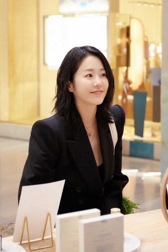 Go Hyun Jung khoe vẻ quyến rũ ở tuổi 52, khác hẳn hình ảnh “nàng dâu bị gia tộc Samsung ruồng bỏ” năm nào - Ảnh 1. Go Hyun Jung khoe vẻ quyến rũ ở tuổi 52, khác hẳn hình ảnh “nàng dâu bị gia tộc Samsung ruồng bỏ” năm nào - Ảnh 1.