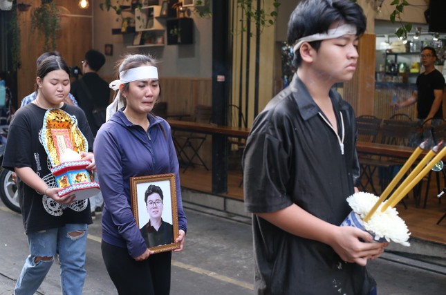 Người thân đau lòng đưa tiễn ca sĩ Huy Bảo mất ở tuổi 32 về nơi an nghỉ - Ảnh 2.