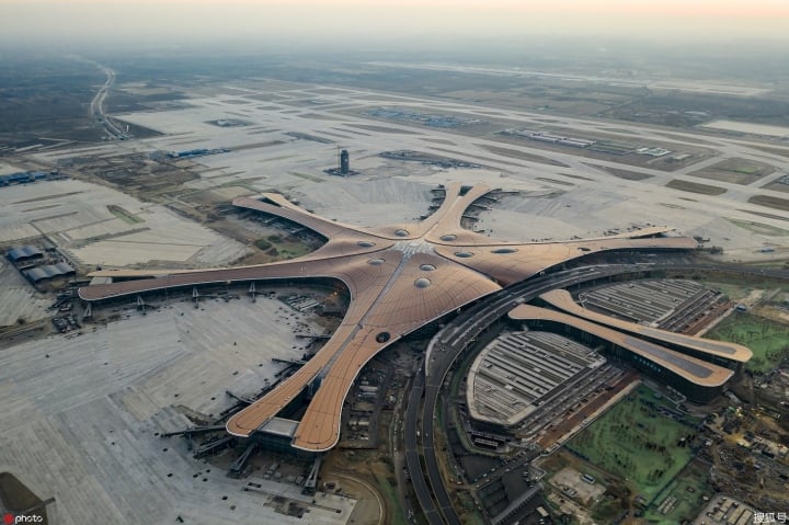 Sân bay rộng 1,4 triệu mét vuông, chỉ mất gần 5 năm xây dựng ở Trung Quốc - Ảnh 1.