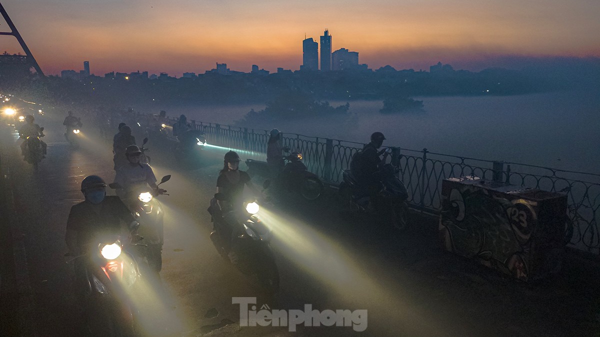 Hiện tượng sương khói mờ ảo lạ kỳ dưới cầu Long Biên - Ảnh 2.