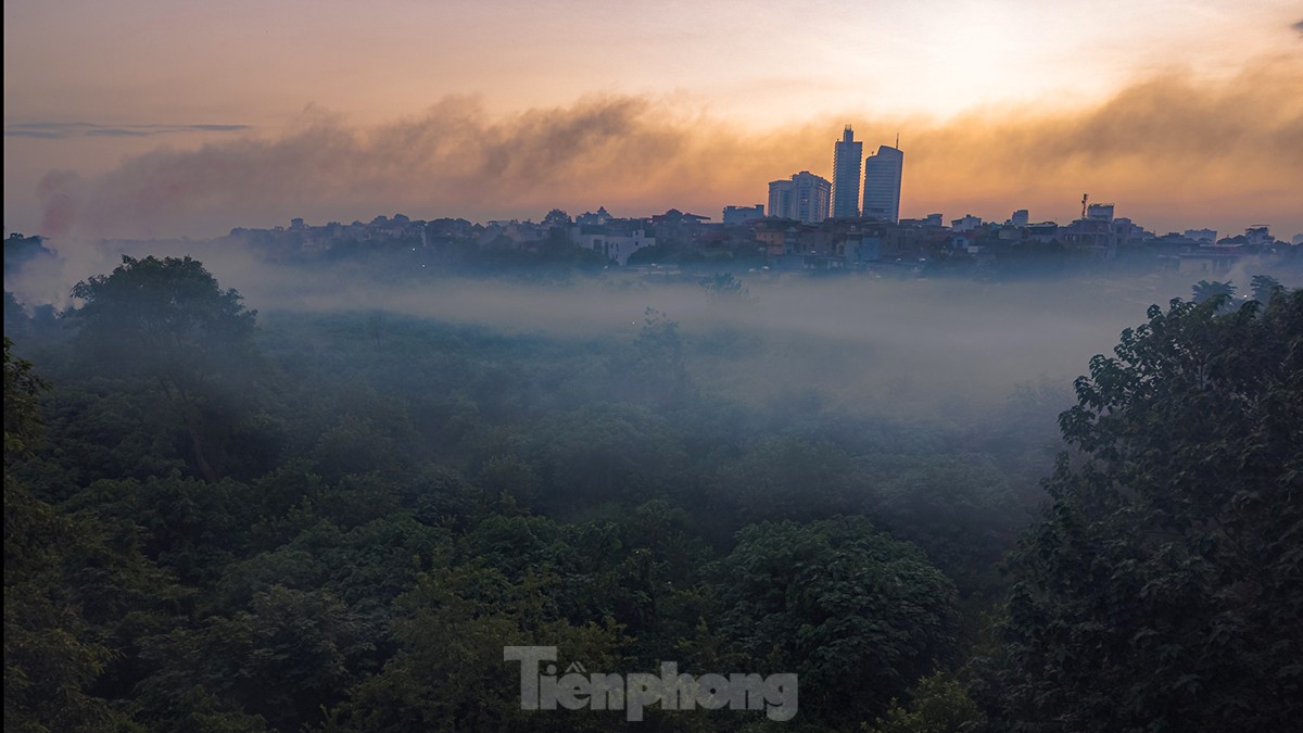 Hiện tượng sương khói mờ ảo lạ kỳ dưới cầu Long Biên - Ảnh 3.
