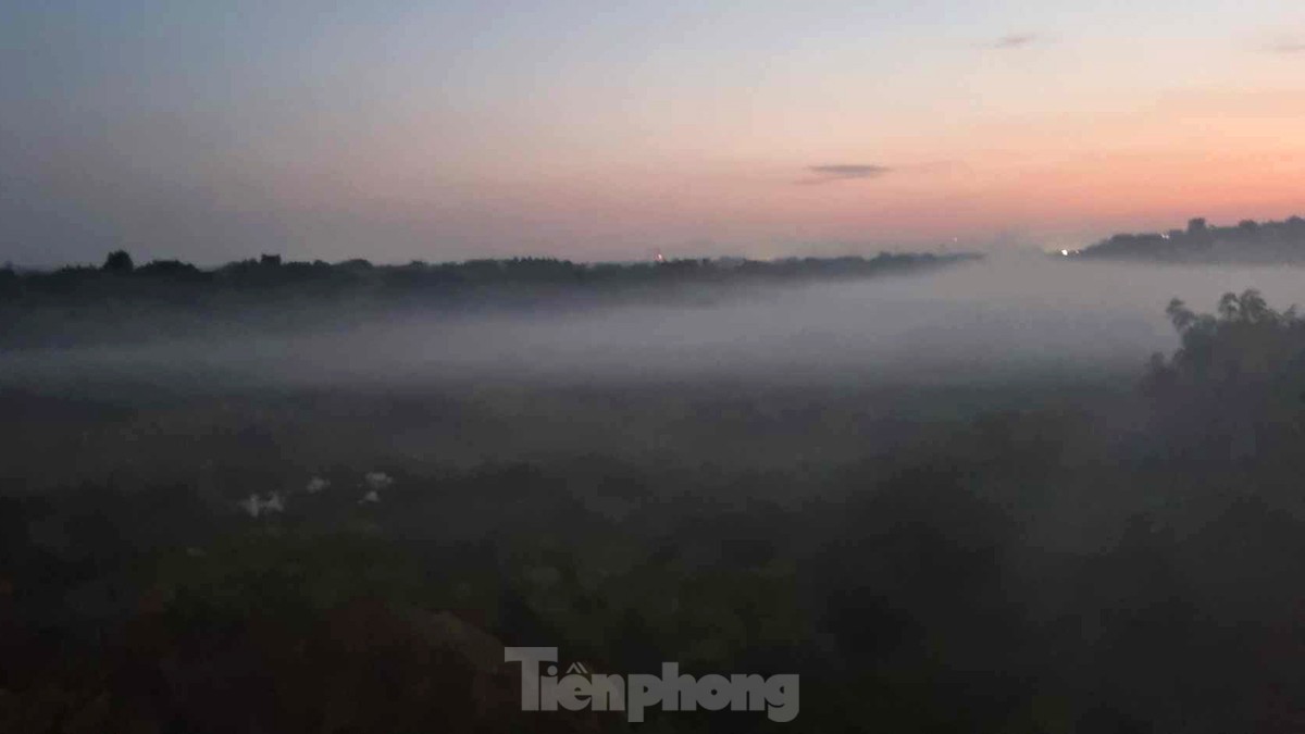 Hiện tượng sương khói mờ ảo lạ kỳ dưới cầu Long Biên - Ảnh 4.