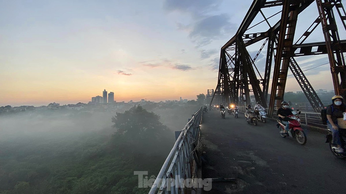 Hiện tượng sương khói mờ ảo lạ kỳ dưới cầu Long Biên - Ảnh 5.