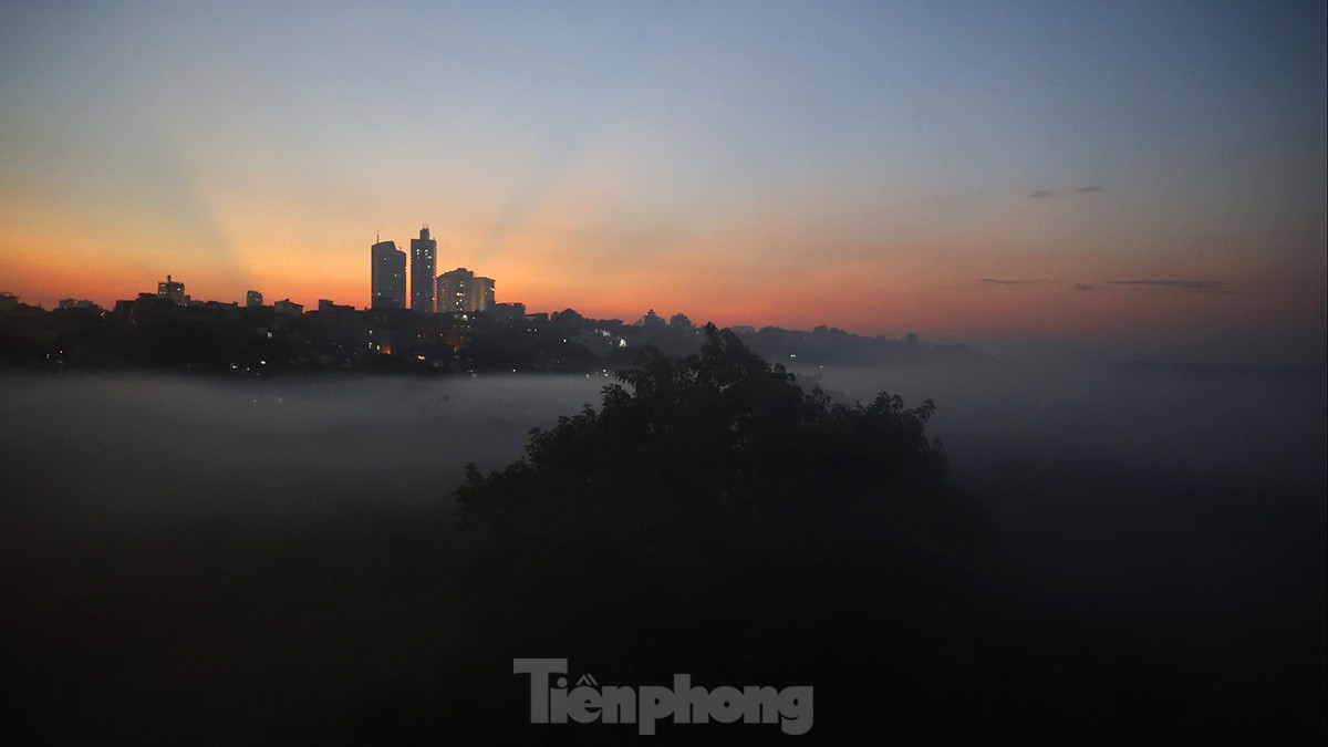Hiện tượng sương khói mờ ảo lạ kỳ dưới cầu Long Biên - Ảnh 6.