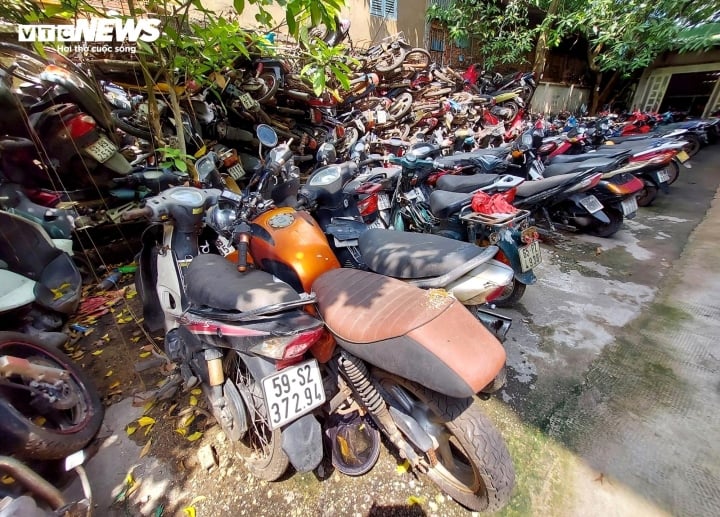 Nghìn xe máy bị &quot;bỏ quên&quot;, chất đống ở sân bay Tân Sơn Nhất và Bến xe Miền Đông - Ảnh 11.