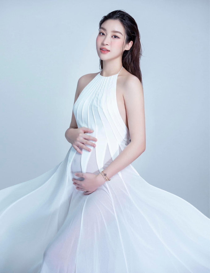 Sau 2 tháng sinh con, Hoa hậu Đỗ Mỹ Linh lần đầu công khai cận gương mặt ái nữ - Ảnh 2.
