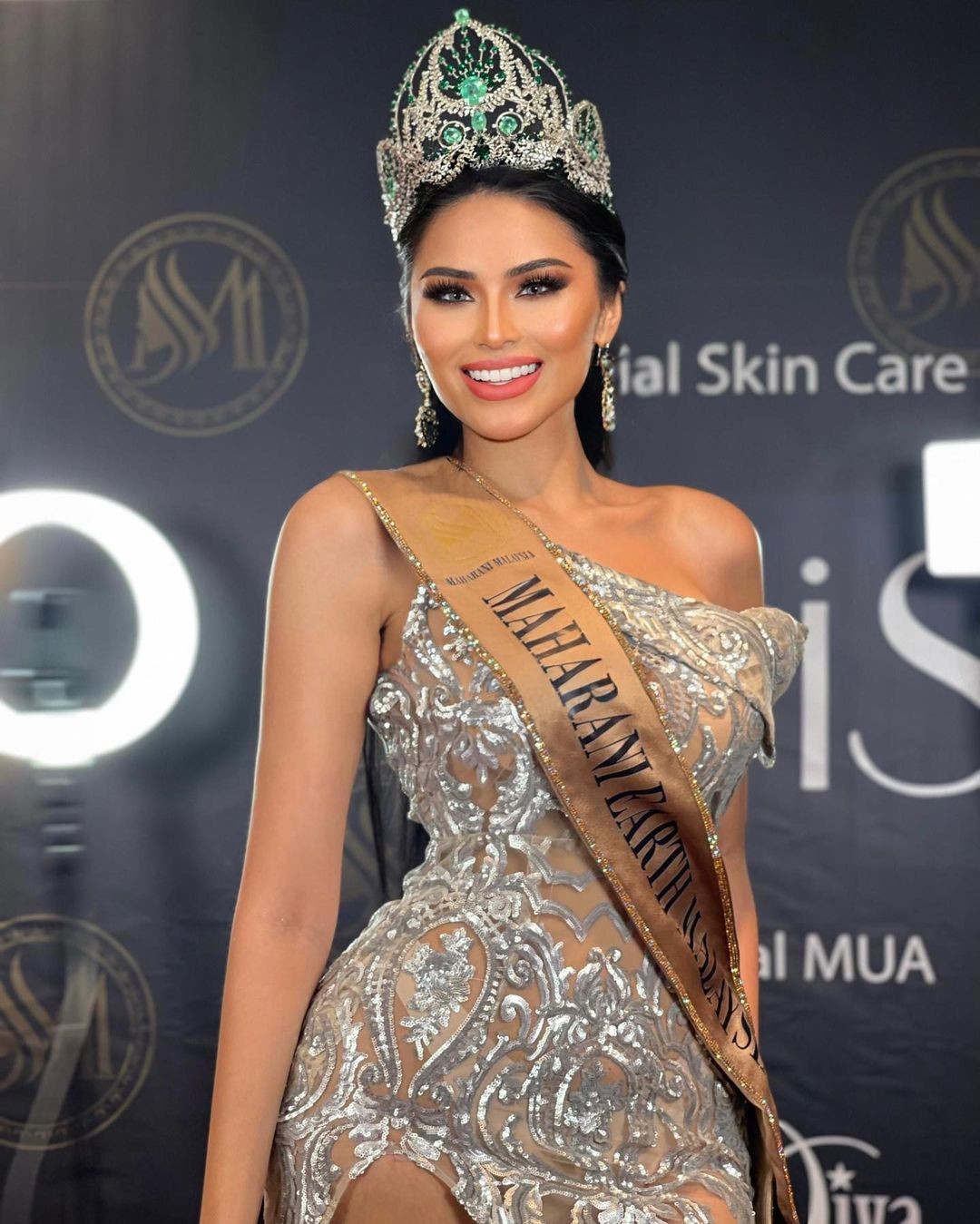 Vóc dáng đồng hồ cát của người đẹp Malaysia sang Việt Nam thi hoa hậu - Ảnh 1.