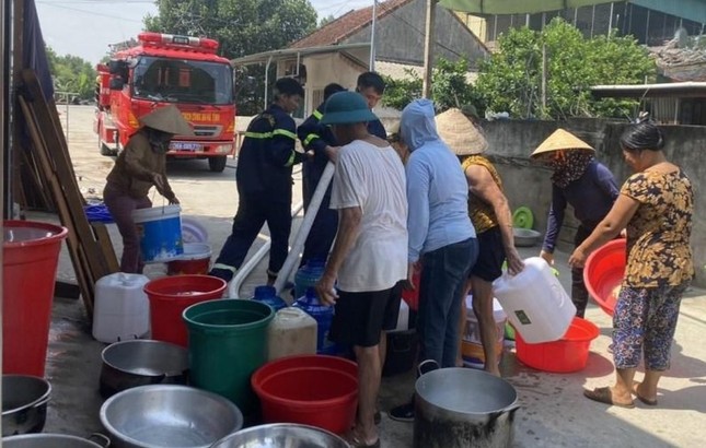 Hồ đập trơ đáy, lực lượng chức năng dùng xe chữa cháy tiếp tế nước sạch cho 12.000 hộ dân - Ảnh 2.