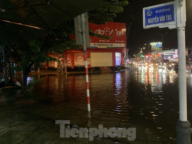 Mưa như trút nước, nhiều tuyến phố Đà Nẵng 'biến' thành sông - Ảnh 6.