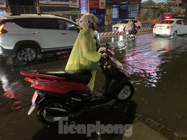 Mưa như trút nước, nhiều tuyến phố Đà Nẵng 'biến' thành sông - Ảnh 5.