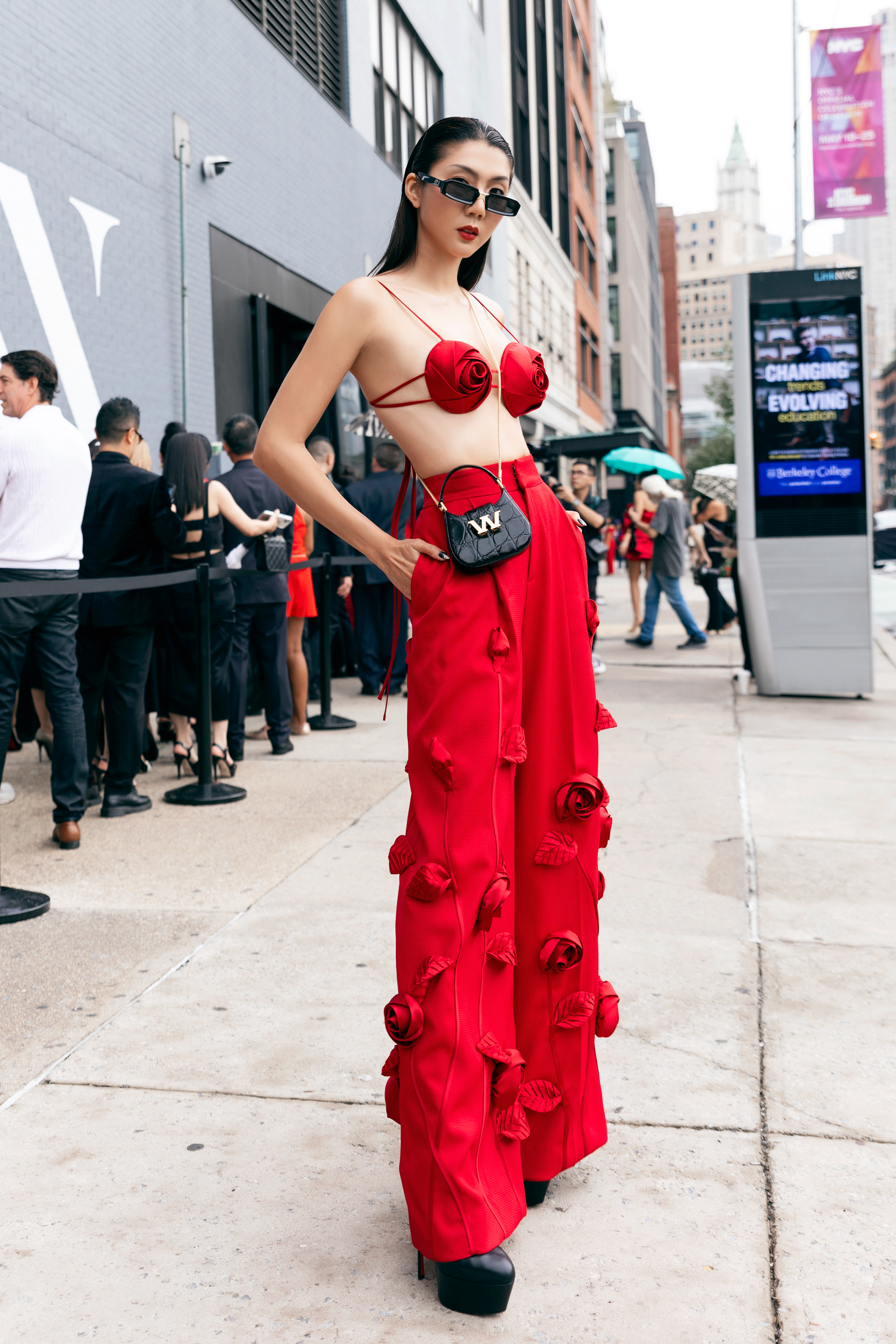Dàn sao “phủ đỏ&quot; show diễn Đỗ Mạnh Cường tại New York Fashion Week: Lan Ngọc - Hương Giang đọ sắc cùng Miss Universe 2022 - Ảnh 8.