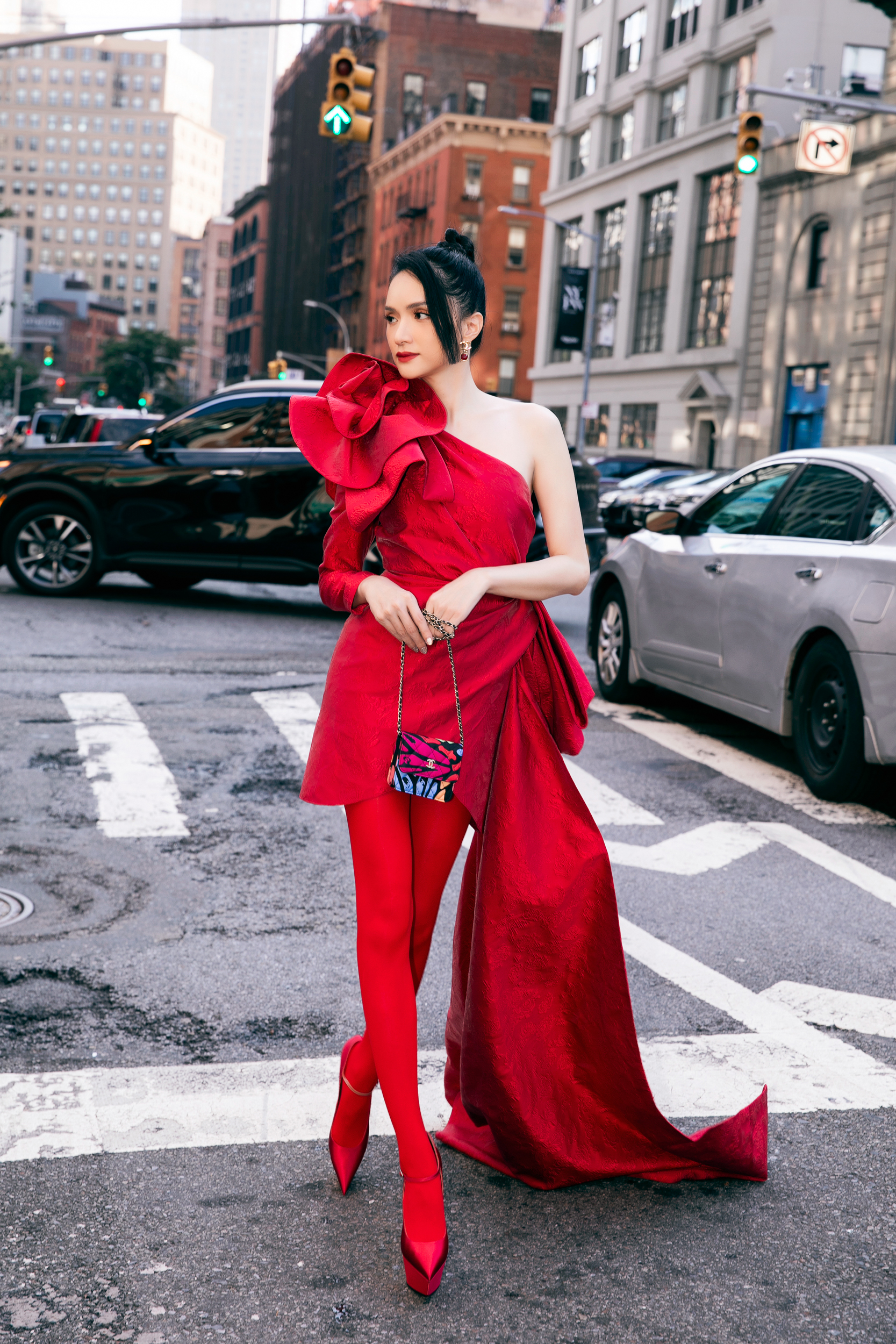 Dàn sao “phủ đỏ&quot; show diễn Đỗ Mạnh Cường tại New York Fashion Week: Lan Ngọc - Hương Giang đọ sắc cùng Miss Universe 2022 - Ảnh 3.