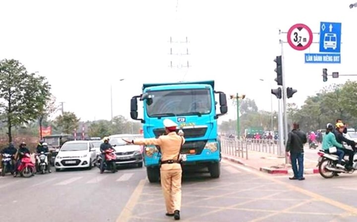 Đi xe vào làn đường BRT bị phạt bao nhiêu tiền? - Ảnh 1. Đi xe vào làn đường BRT bị phạt bao nhiêu tiền? - Ảnh 1.