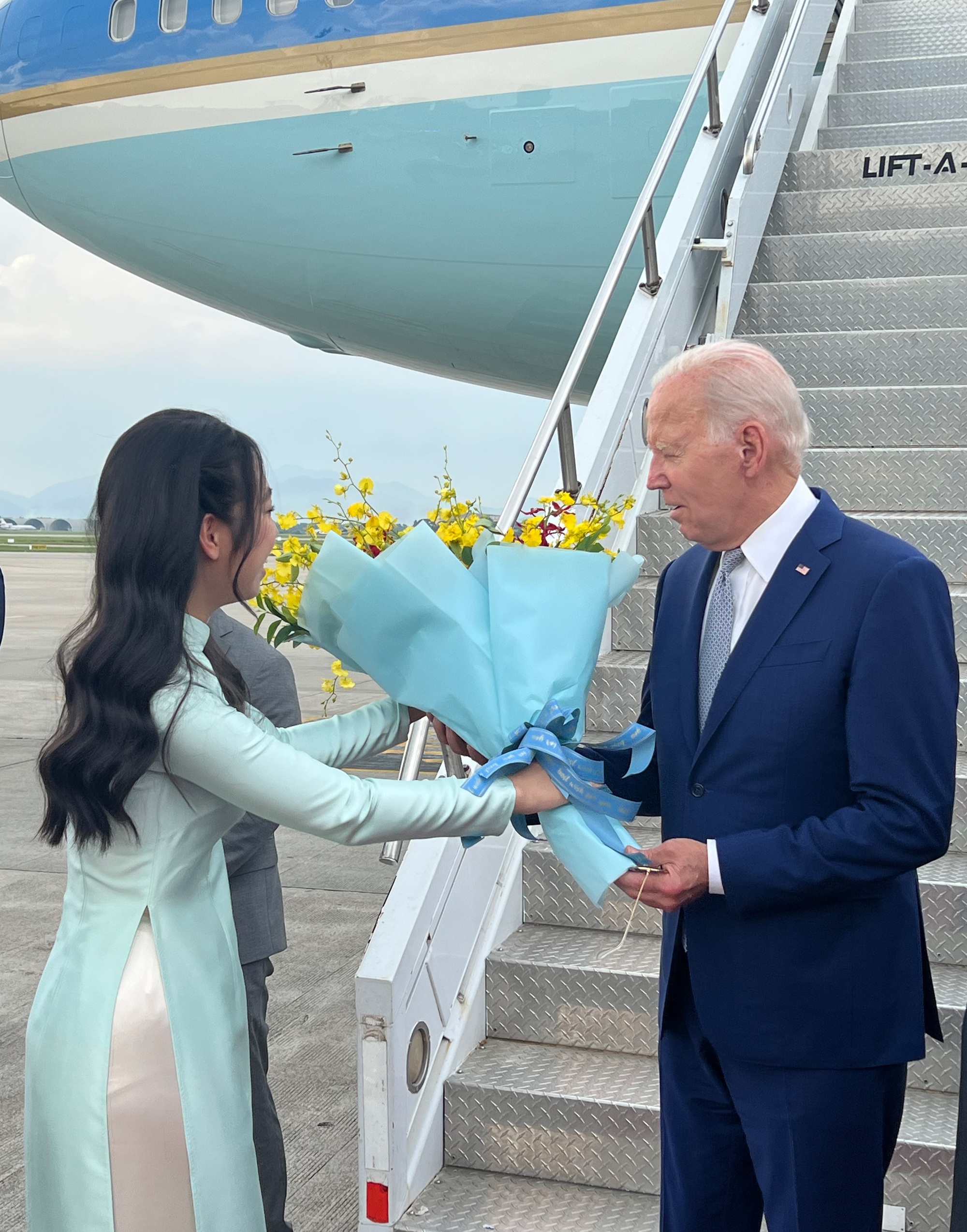 Nữ sinh được tặng hoa cho Tổng thống Mỹ Joe Biden chia sẻ những điều đã giúp ích cho em trong sự kiện quan trọng - Ảnh 1.