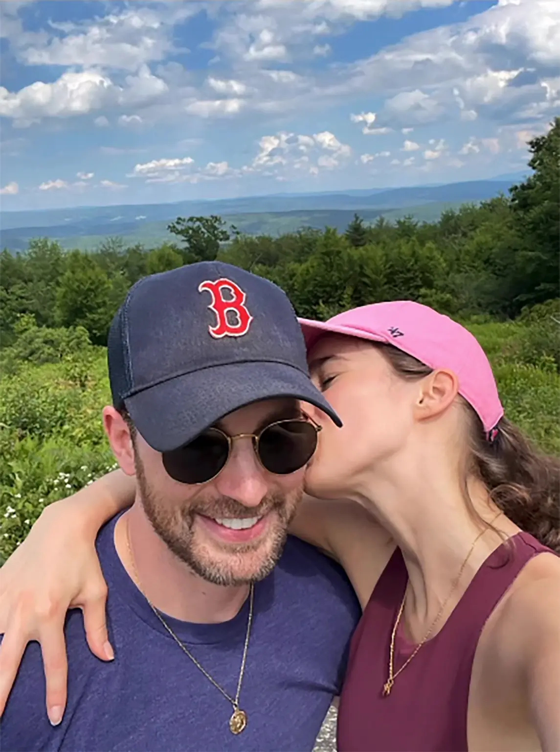 “Đội trưởng Mỹ” Chris Evans kết hôn với người đẹp kém 16 tuổi - Ảnh 2. “Đội trưởng Mỹ” Chris Evans kết hôn với người đẹp kém 16 tuổi - Ảnh 2.