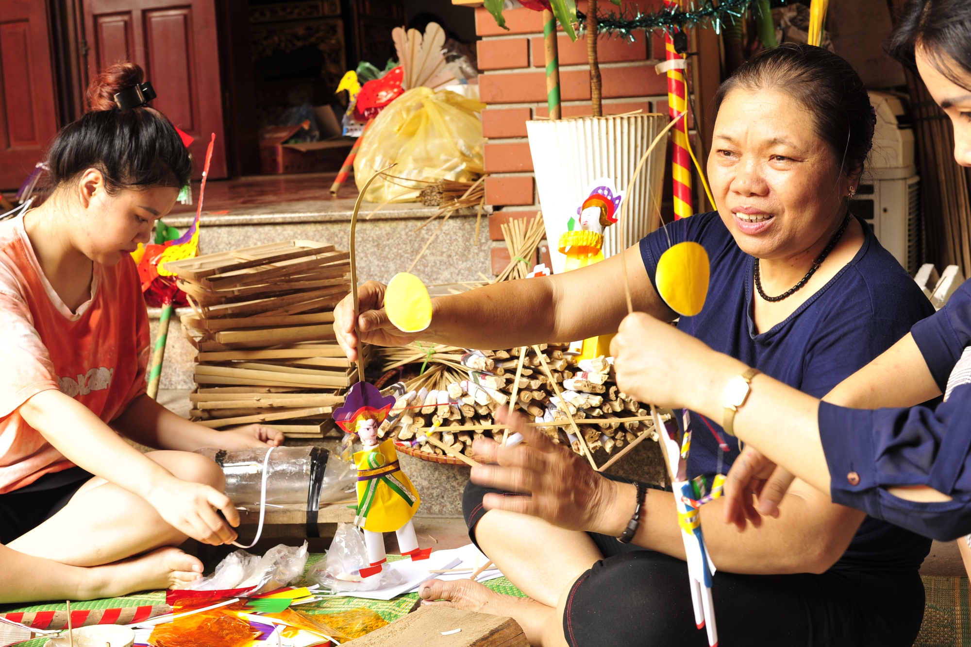 Nghệ nhân Nguyễn Thị Tuyến chia sẻ, hơn 40 năm theo nghề, bà là đời thứ 3 được cha ông truyền nghề. Hiện nay ở làng Hậu Ái không còn gia đình nào tiếp nối nghề truyền thống, bà Tuyến rất trăn trở, có lẽ sau này may mắn chỉ còn đứa con gái của bà sẽ nối nghiệp gia đình.