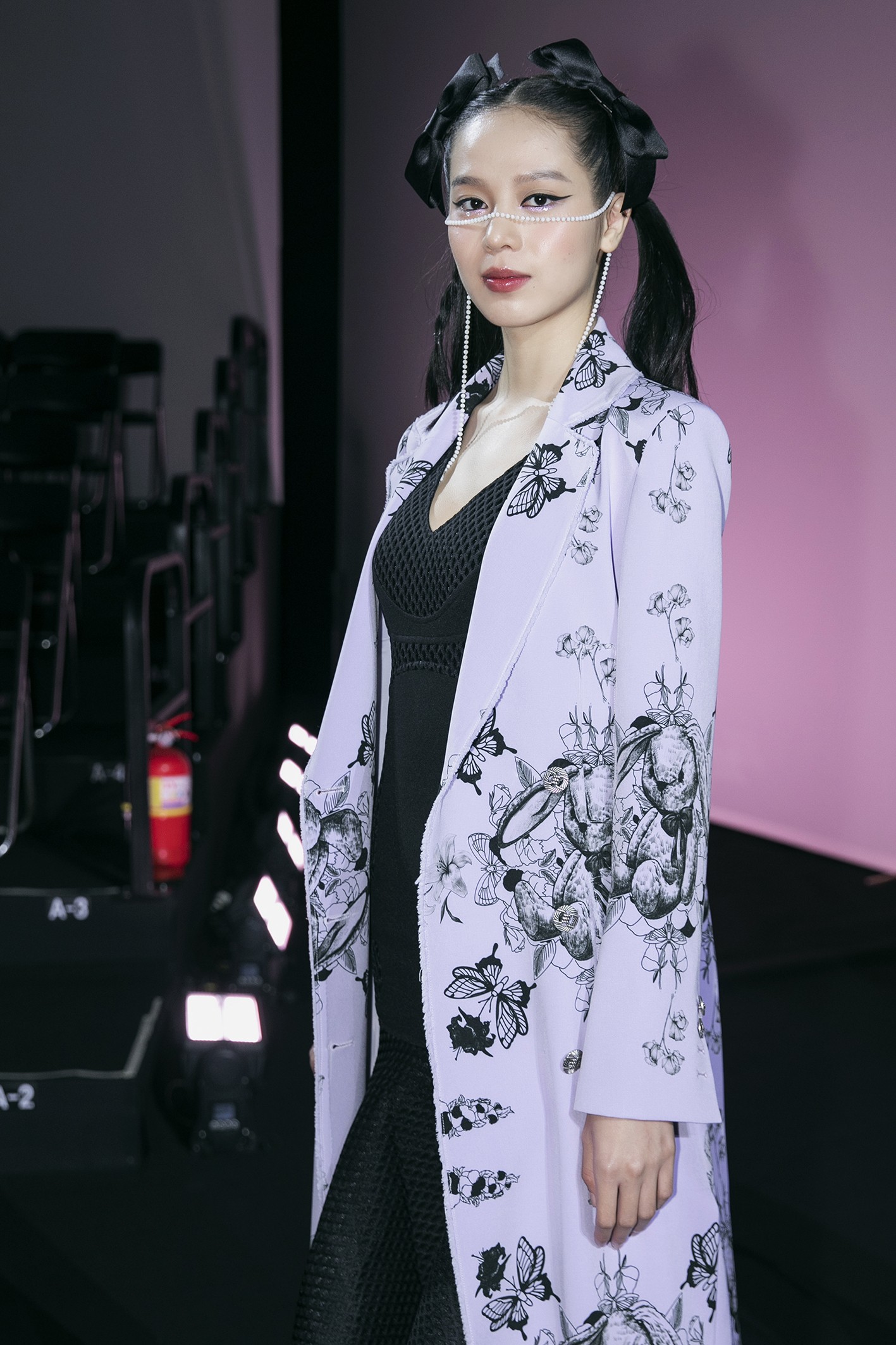 Hoa hậu Thanh Thủy mặc cá tính diễn catwalk ở Tuần lễ Thời trang Seoul - Ảnh 2.