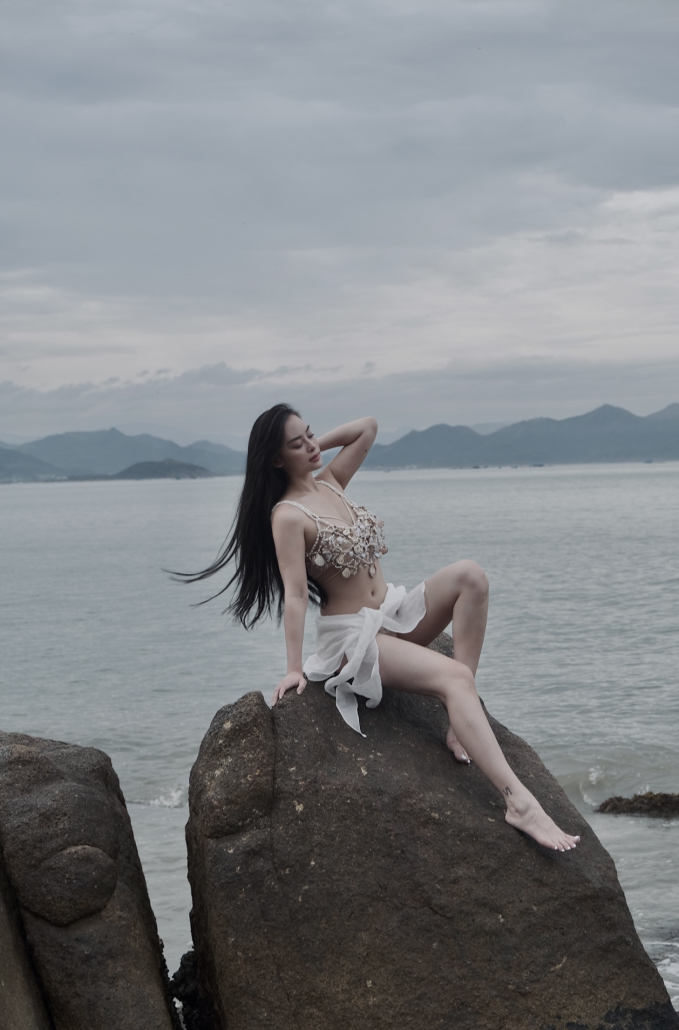 Loạt ảnh siêu nóng bỏng của nàng mẫu Việt được báo Thái gọi là &quot;Mai Davika phiên bản Việt&quot; - Ảnh 4.