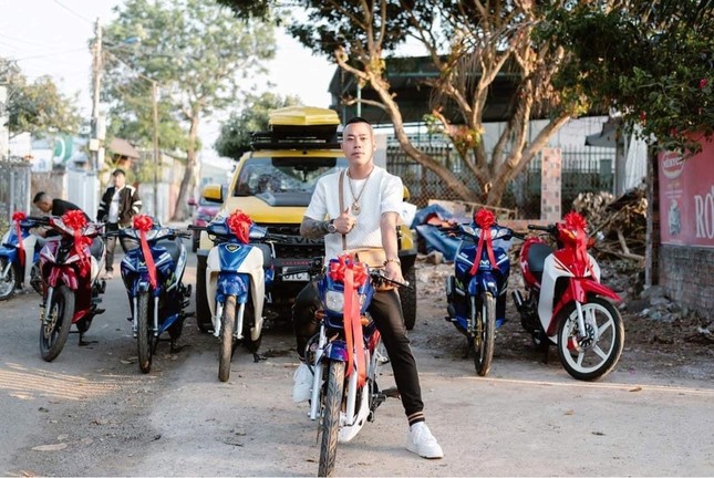 Công an truy tìm một "dân chơi" nức tiếng ở Pleiku - Ảnh 2. Công an truy tìm một "dân chơi" nức tiếng ở Pleiku - Ảnh 2.