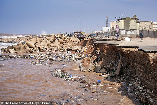 Loạt ảnh cho thấy mức độ &quot;càn quét&quot; kinh hoàng của lũ lụt khiến thành phố Derna bị tàn phá, 2.000 người nghi thiệt mạng - Ảnh 5.