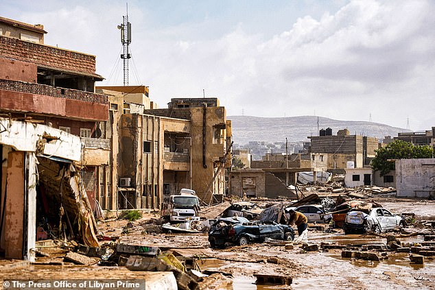 Loạt ảnh cho thấy mức độ &quot;càn quét&quot; kinh hoàng của lũ lụt khiến thành phố Derna bị tàn phá, 2.000 người nghi thiệt mạng - Ảnh 8.