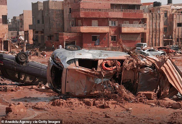 Loạt ảnh cho thấy mức độ &quot;càn quét&quot; kinh hoàng của lũ lụt khiến thành phố Derna bị tàn phá, 2.000 người nghi thiệt mạng - Ảnh 7.