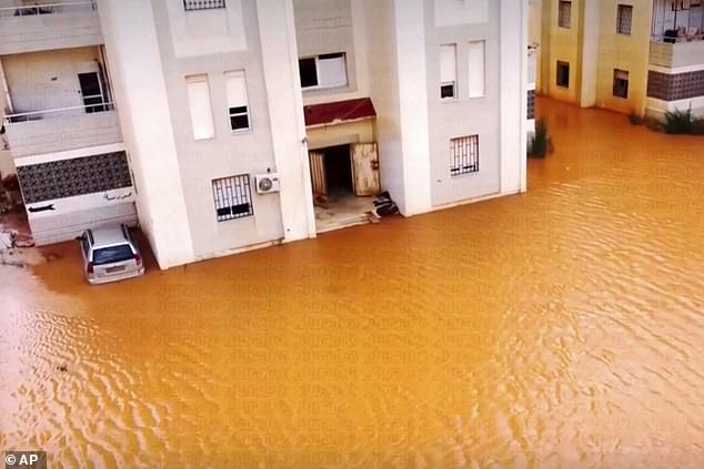 Loạt ảnh cho thấy mức độ &quot;càn quét&quot; kinh hoàng của lũ lụt khiến thành phố Derna bị tàn phá, 2.000 người nghi thiệt mạng - Ảnh 3.