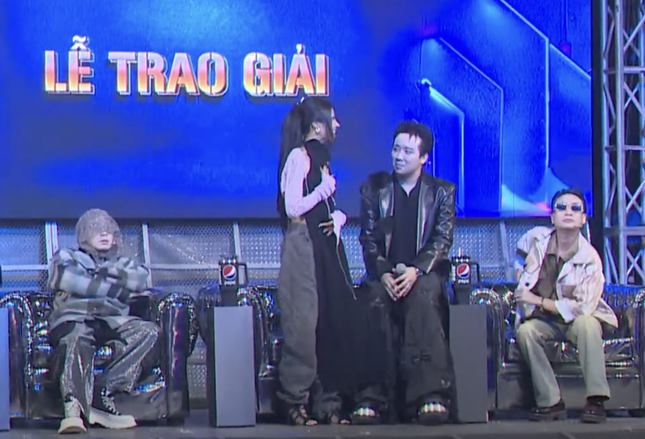 Karik từ chối trả lời Trấn Thành và biểu hiện lạ ở Rap Việt - Ảnh 1.
