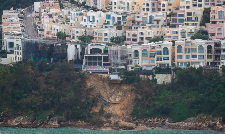Dãy biệt thự triệu USD ở Hong Kong nguy cơ sụp đổ sau mưa lũ kỷ lục - Ảnh 1.