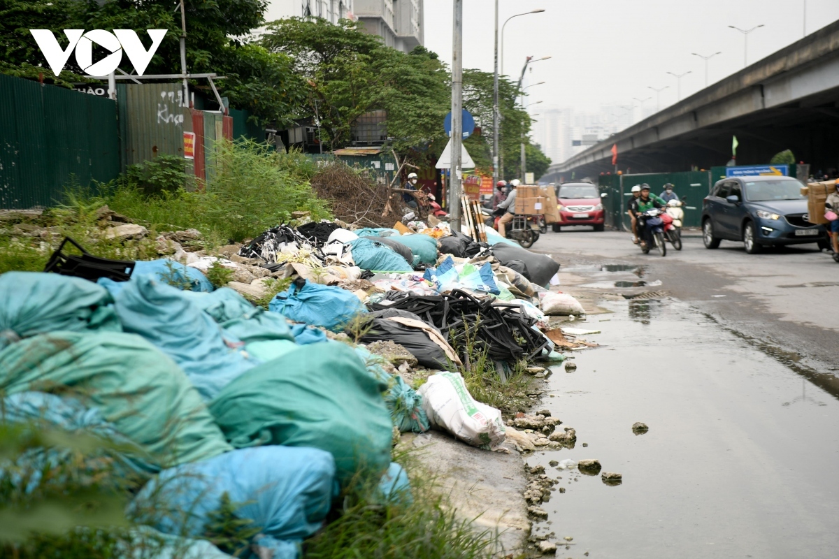 Hà Nội: UBND Phường Đại Kim lên tiếng về bãi rác khổng lồ tại đường Nguyễn Xiển - Ảnh 2. Hà Nội: UBND Phường Đại Kim lên tiếng về bãi rác khổng lồ tại đường Nguyễn Xiển - Ảnh 2.